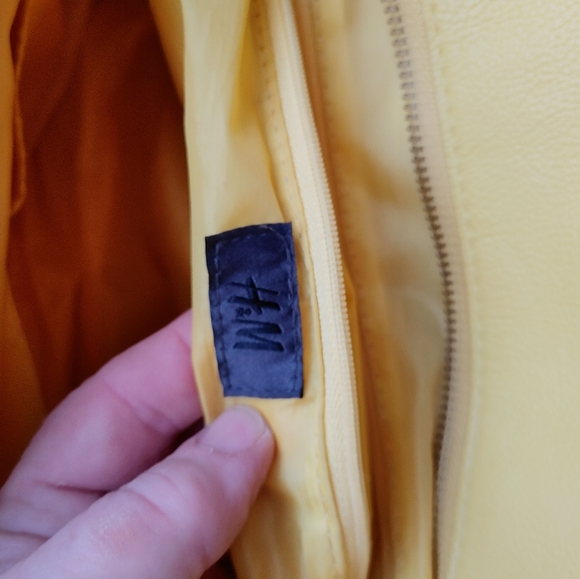 Reitmans yellow purse like new - Picture 4 of 5